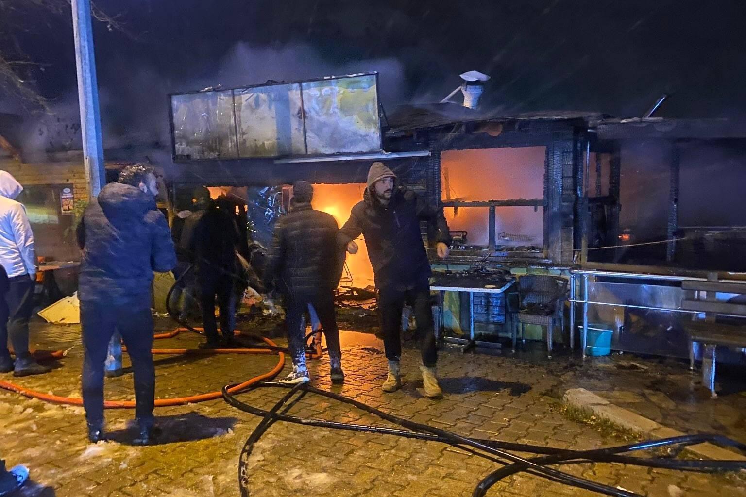 karayolu kenarindaki cay ve gozleme tesisi yandi FBOXCRIN