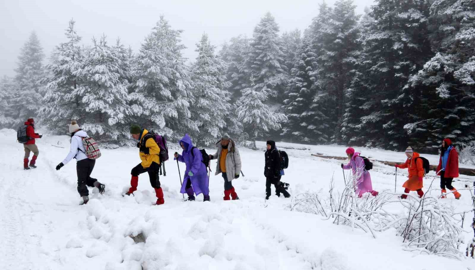 karli havaya ragmen 15 kilometre yuruduler