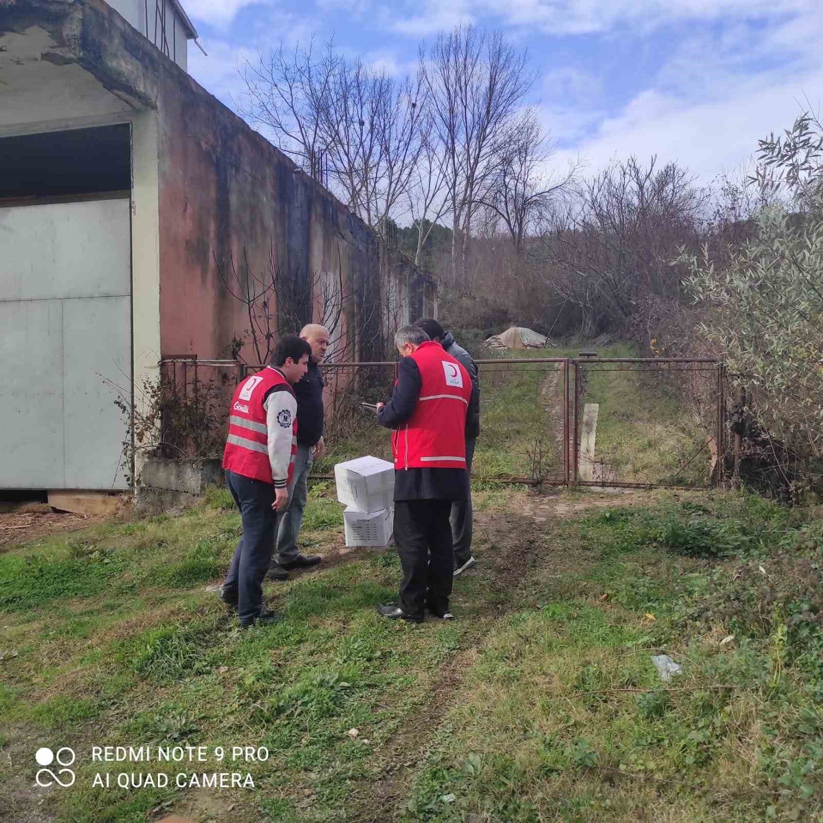 kizilay yardima muhtac kisilere yardim elini uzatmaya devam ediyor Xuts3qzl