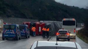 kontrolden cikan tir yan yatti nIyV4WPw