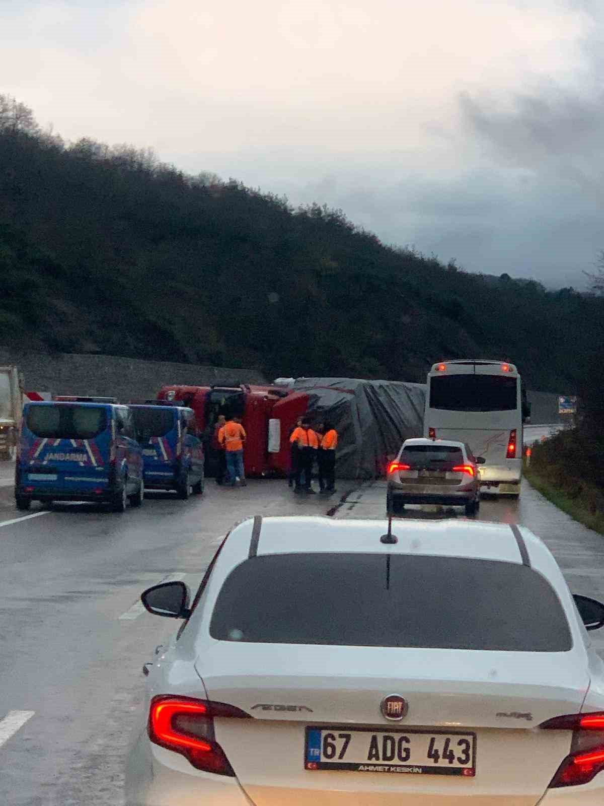 kontrolden cikan tir yan yatti nIyV4WPw