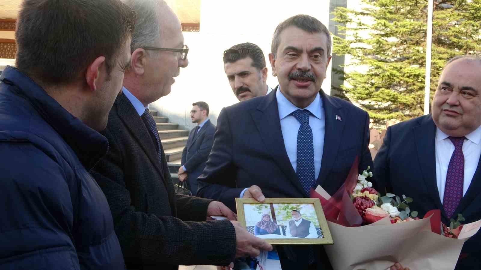 milli egitim bakani yusuf tekin bartinda XjuRbD7B
