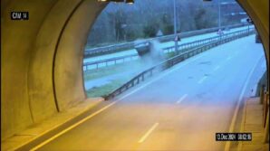 otomobilin tunel cikisi takla attigi kaza kamerada kkF4FDVq