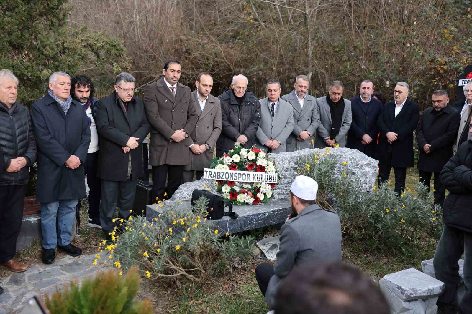 ozkan sumer kabri basinda anildi jC9TVJZW