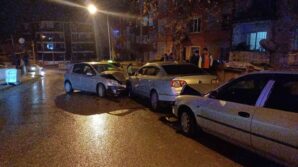 park halindeki araclara carpip kayiplara karisti w95dzDYT