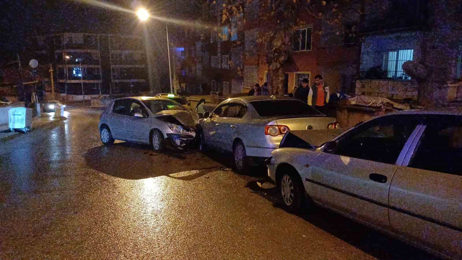 park halindeki araclara carpip kayiplara karisti w95dzDYT