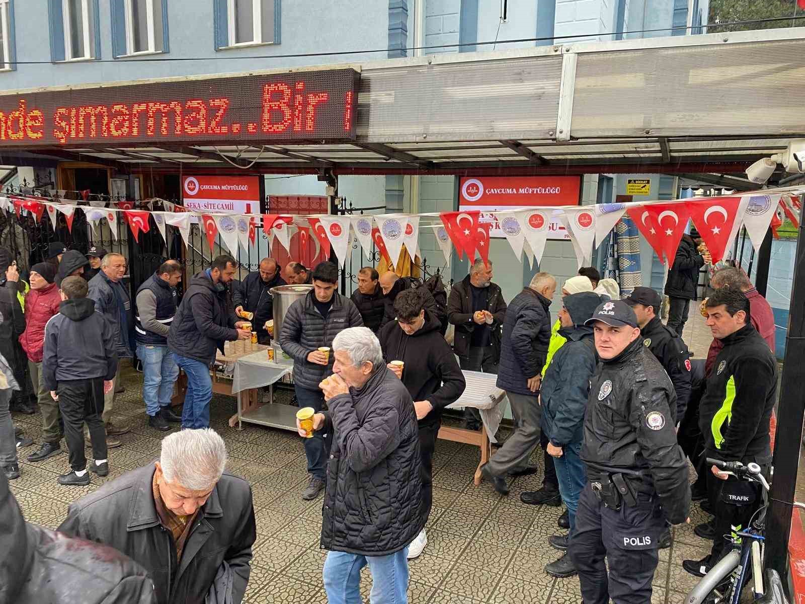 polislerin hayrina camii cemaati ve ogrencilere ikramda nKE5NXwS