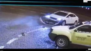 rizede motosikletin otomobile carptigi kaza guvenlik kamerasina yansidi sGf1hCdC