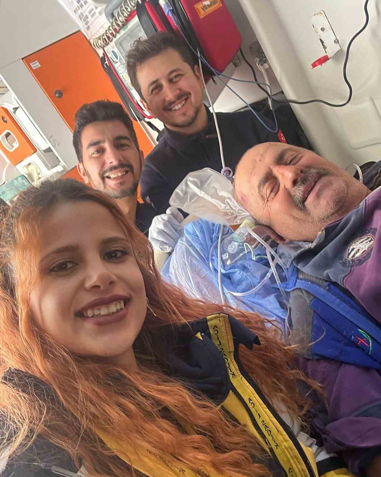 saglik ekibi yolda kalbi durmus vaziyette buldu hizli mudahale sayesinde yeniden hayata dondu gQCQAZCR
