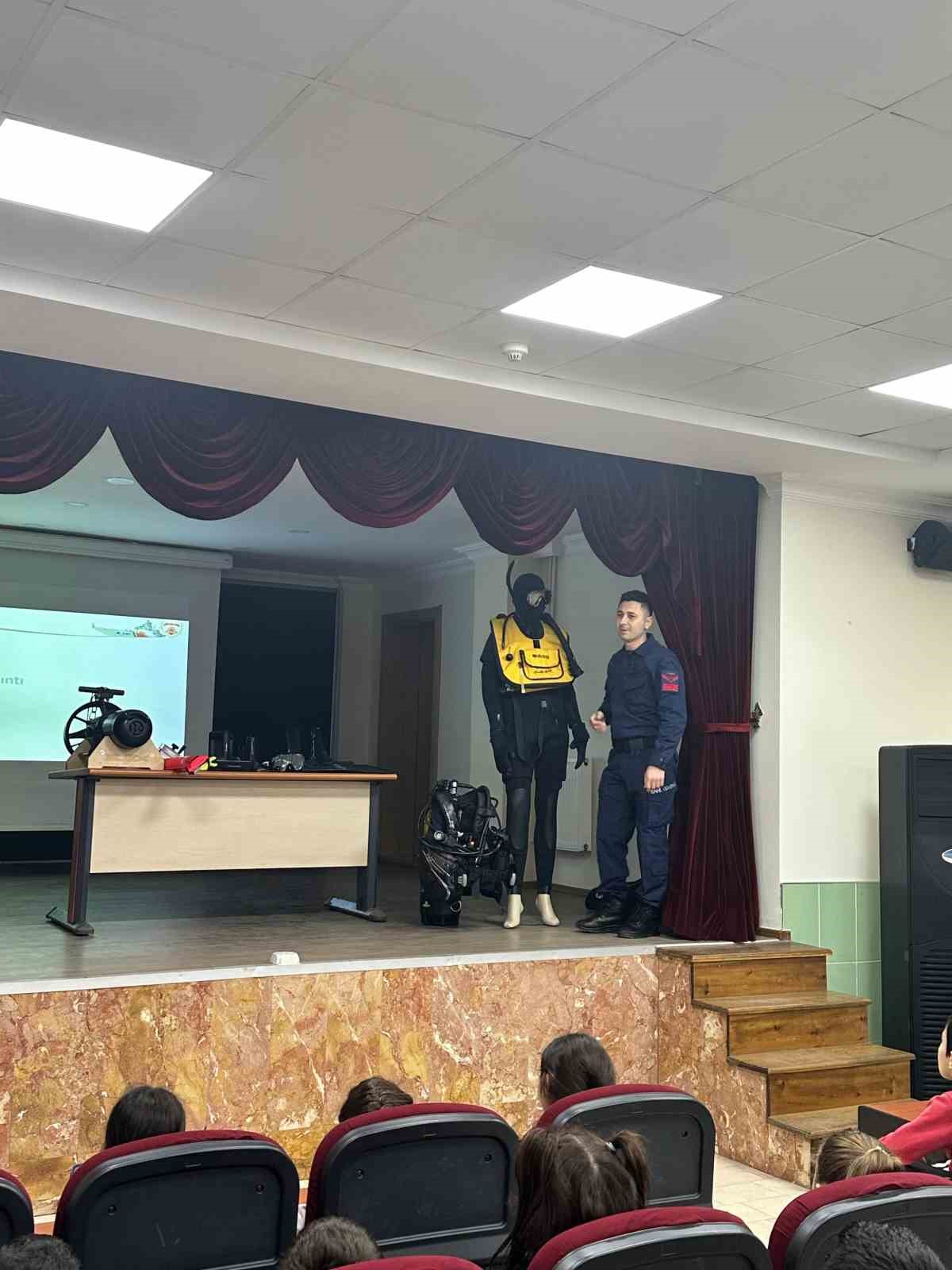 sahil guvenlik ogrencilerle bulustu EBIeufmC
