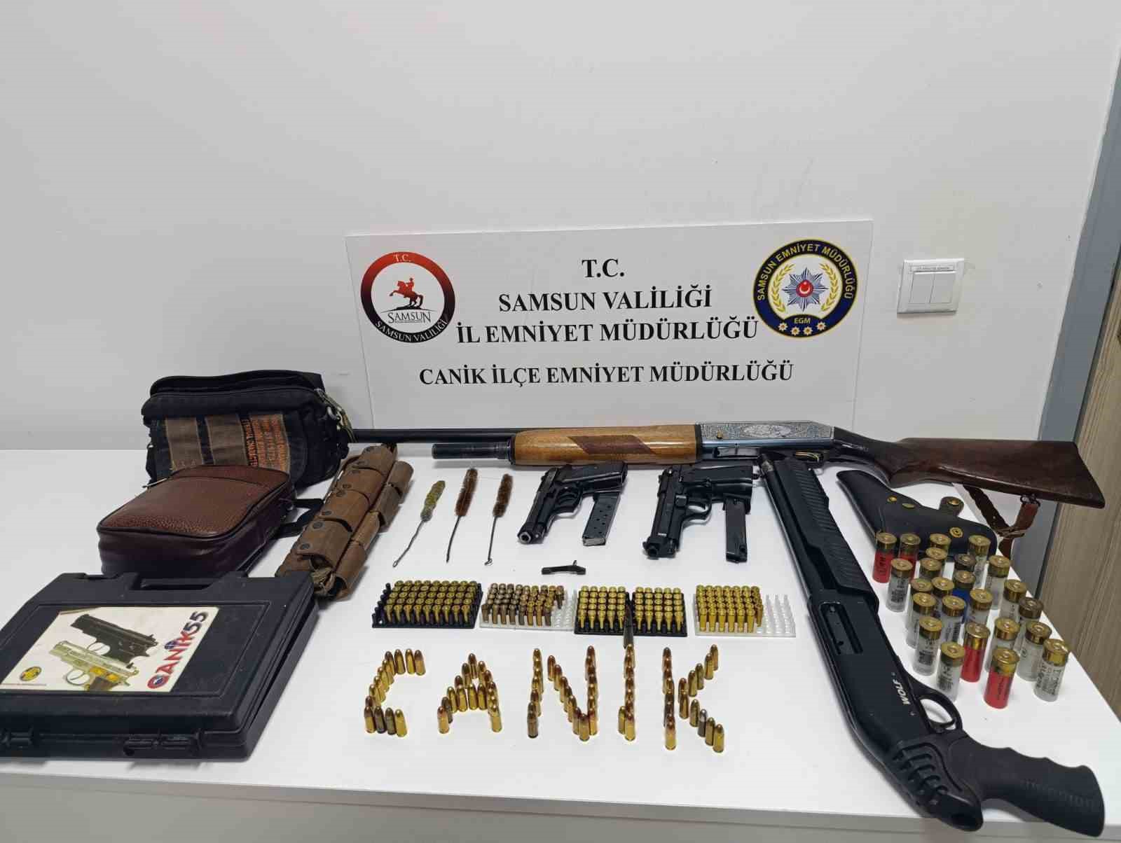 samsunda bir evde cok sayida silah ve muhimmat ele gecirildi RXMpcpvb