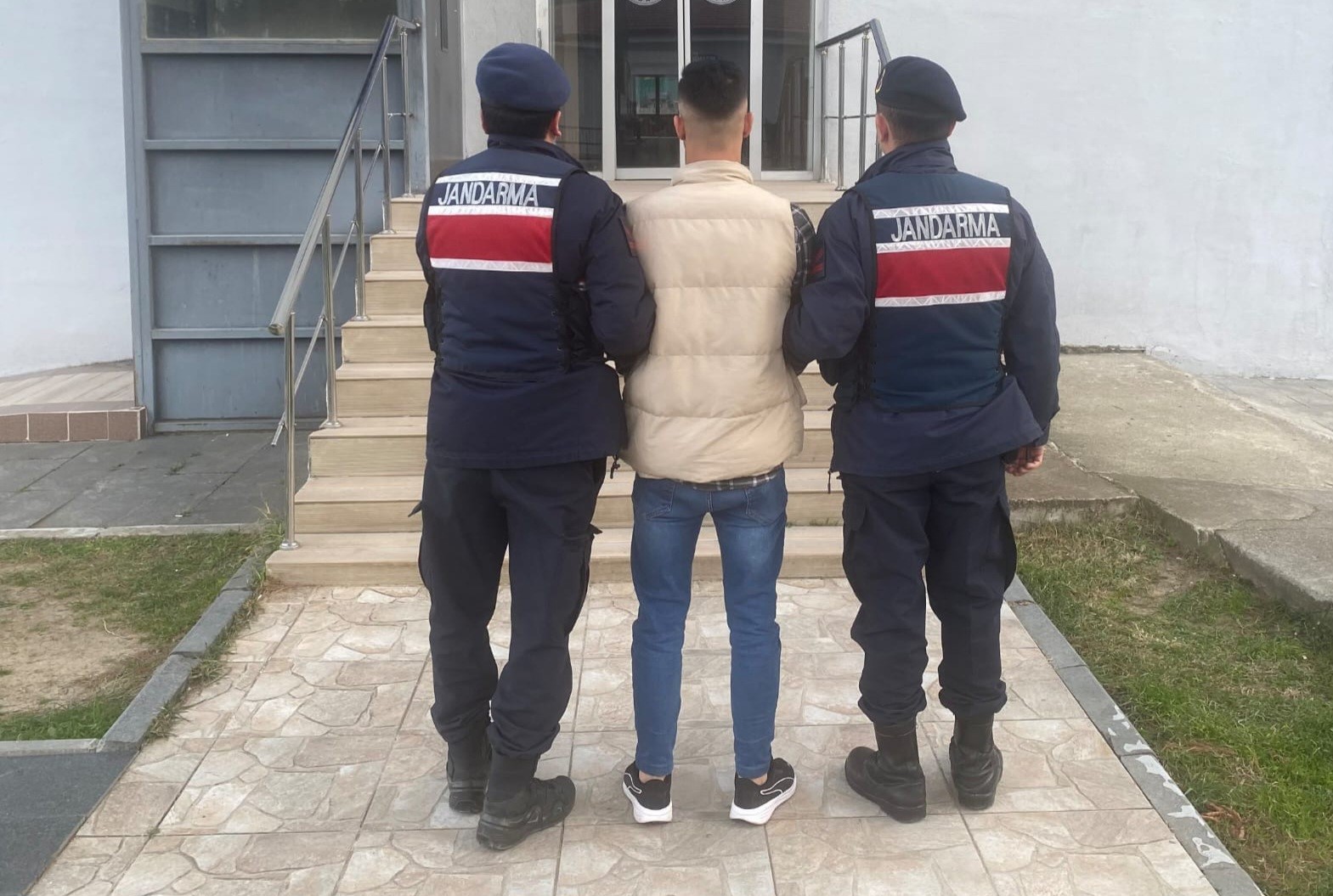 samsunda hapis cezasi bulunan 2 hukumlu yakalandi t2Am3n71