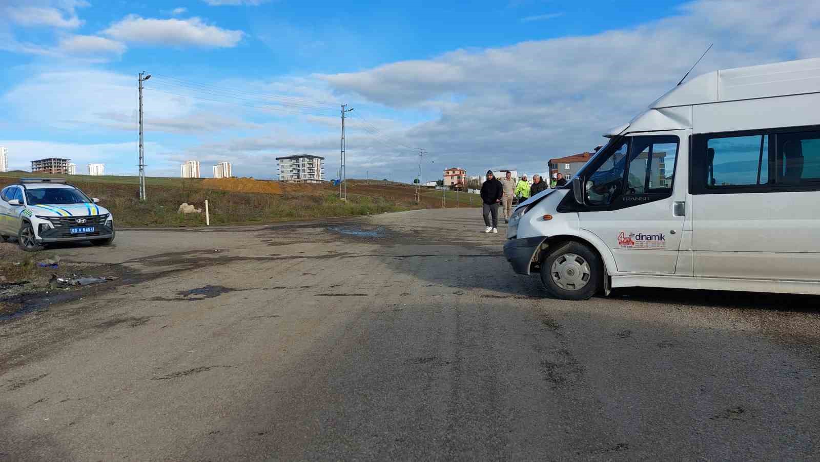 samsunda servis ile otomobil carpisti 10u ogrenci 15 yarali wQan17TM