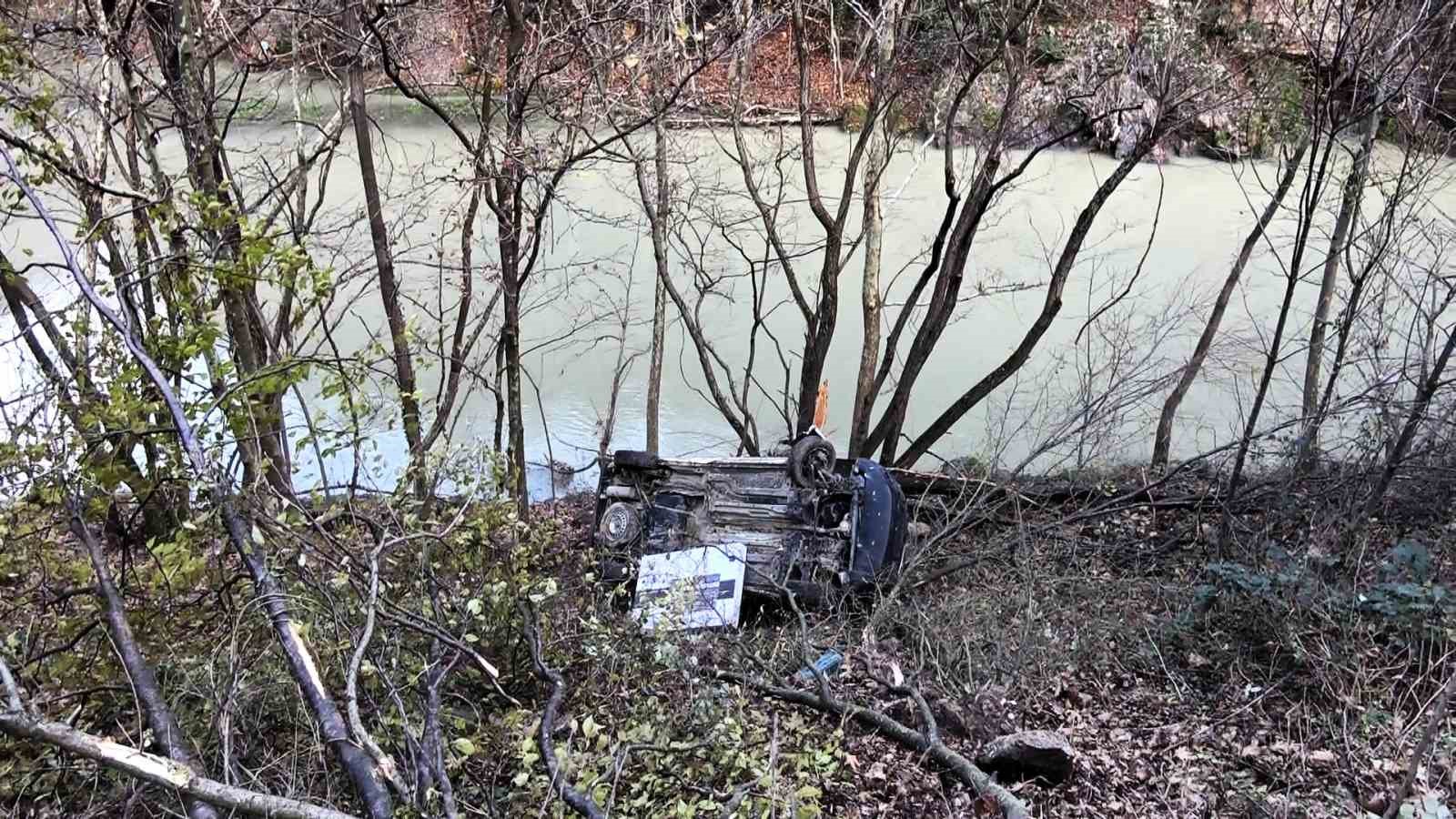 sarampole yuvarlanan kamyonetteki 2 kisi yaralandi 81M986rC