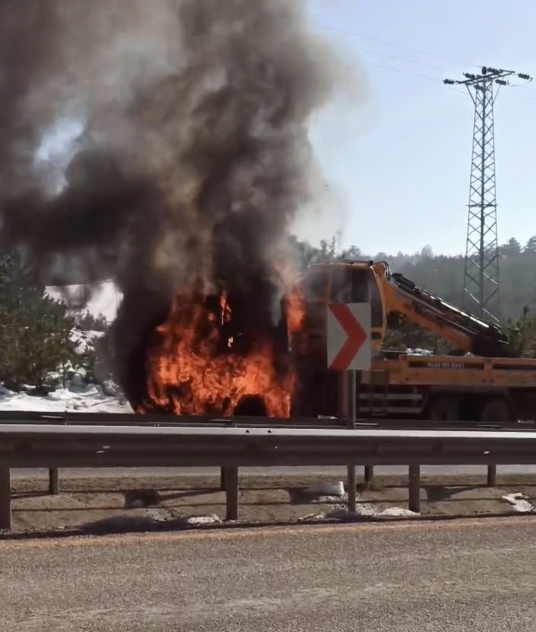 seyir halindeki vinc alev alev yandi PqtulYUg