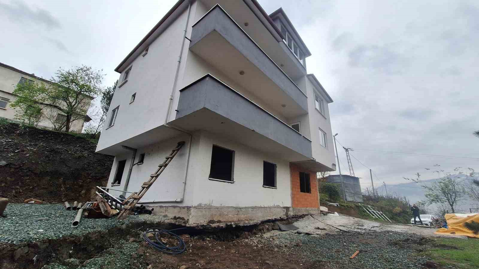 toprak kaymasi 3 katli binada catlaklar olusturdu 6 kisilik aile evsiz kaldi nfRCcf2O