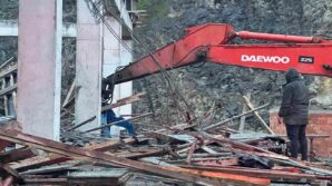 trabzonda bir insaatin iskelesi coktu 1 kayip 3 yarali quPTckVd