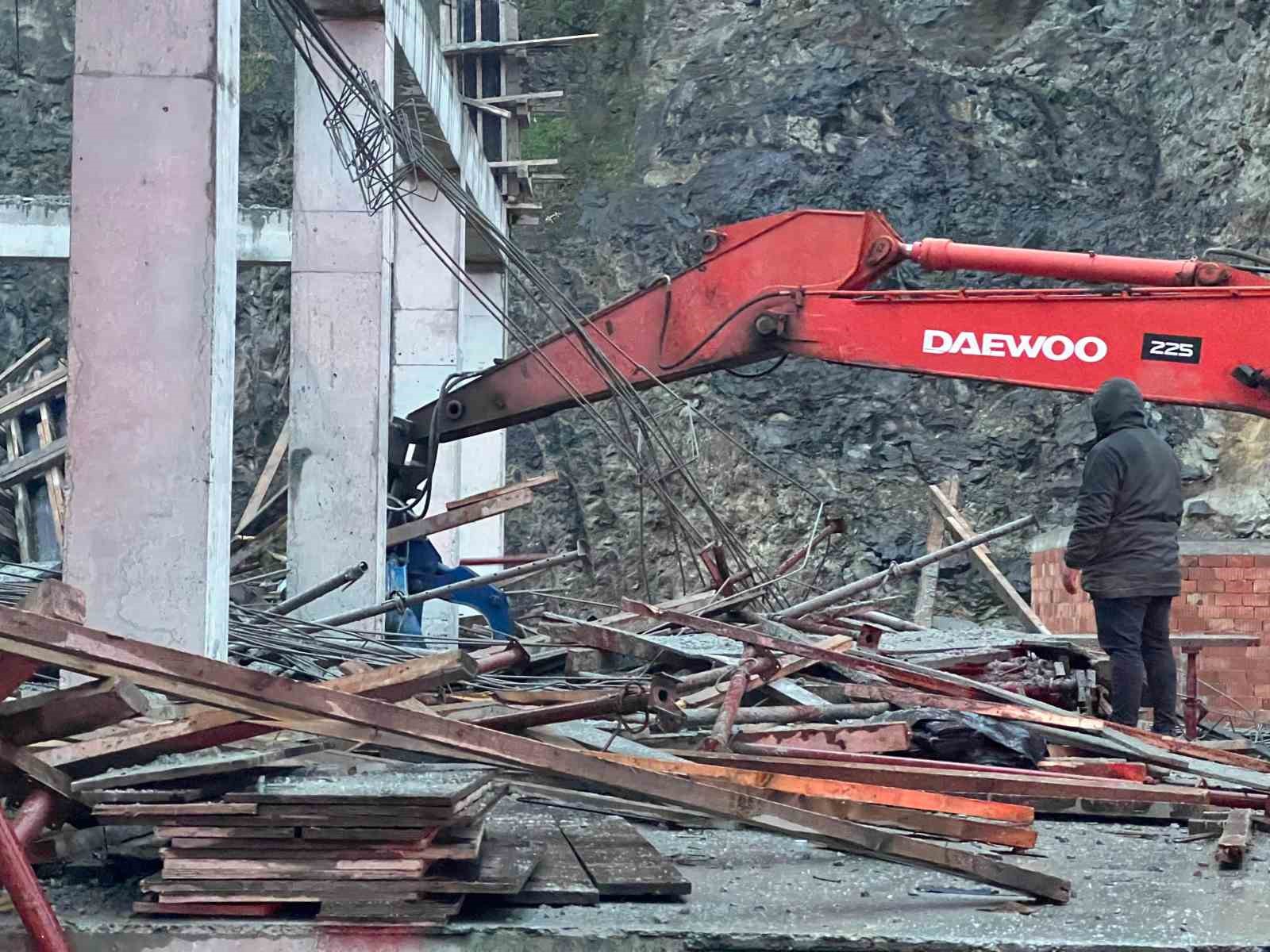 trabzonda bir insaatin iskelesi coktu 1 kayip 3 yarali quPTckVd