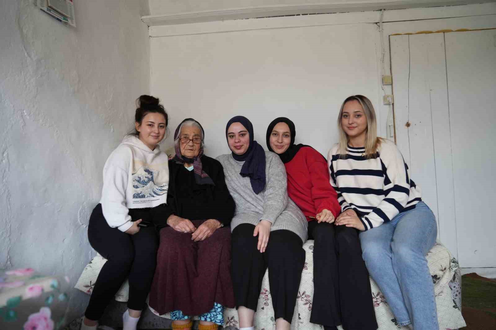 universite ogrencisi genc kizlardan 98 yasindaki husniye nineye duygulandiran dokunus VitmhEGt