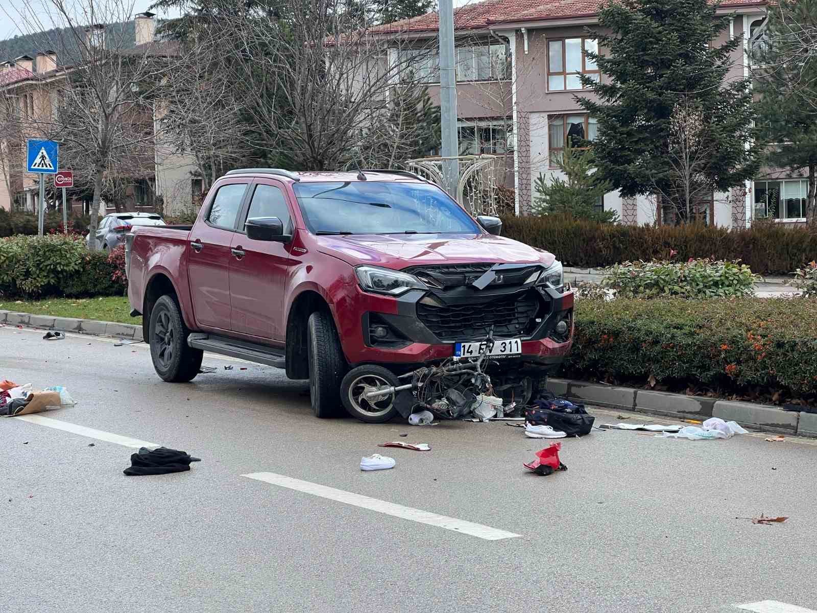 yaya gecidinden gecmeye calisan motosiklete pikap carpti 1 yarali
