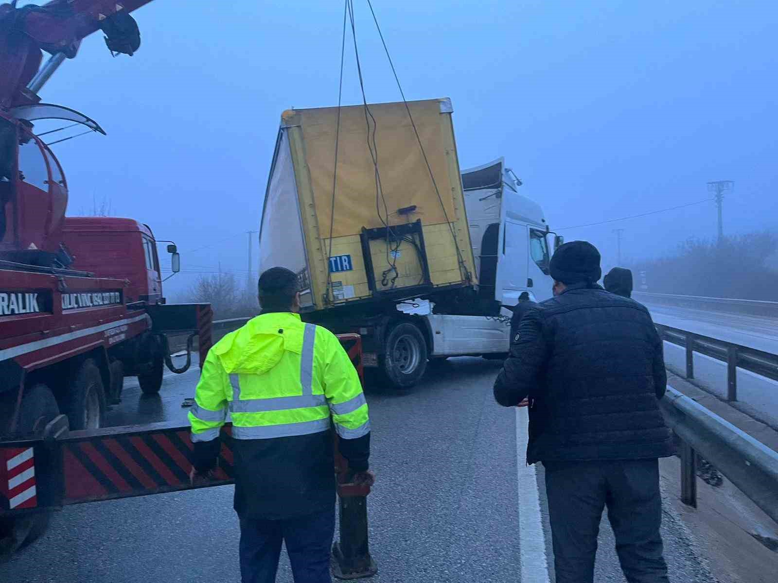 yogun sis kazalari beraberinde getirdi d100de trafik felc oldu
