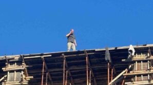 12 katli insaatin catisina cikan sahis zonguldak belediye baskani buraya gelecek diye bagirdi GAcVLC7P