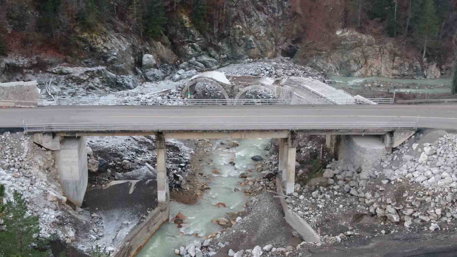 2 buyuk sel felaketinde zarar gormustu 126 yillik tarihi kopru yok olma tehlikesiyle karsi