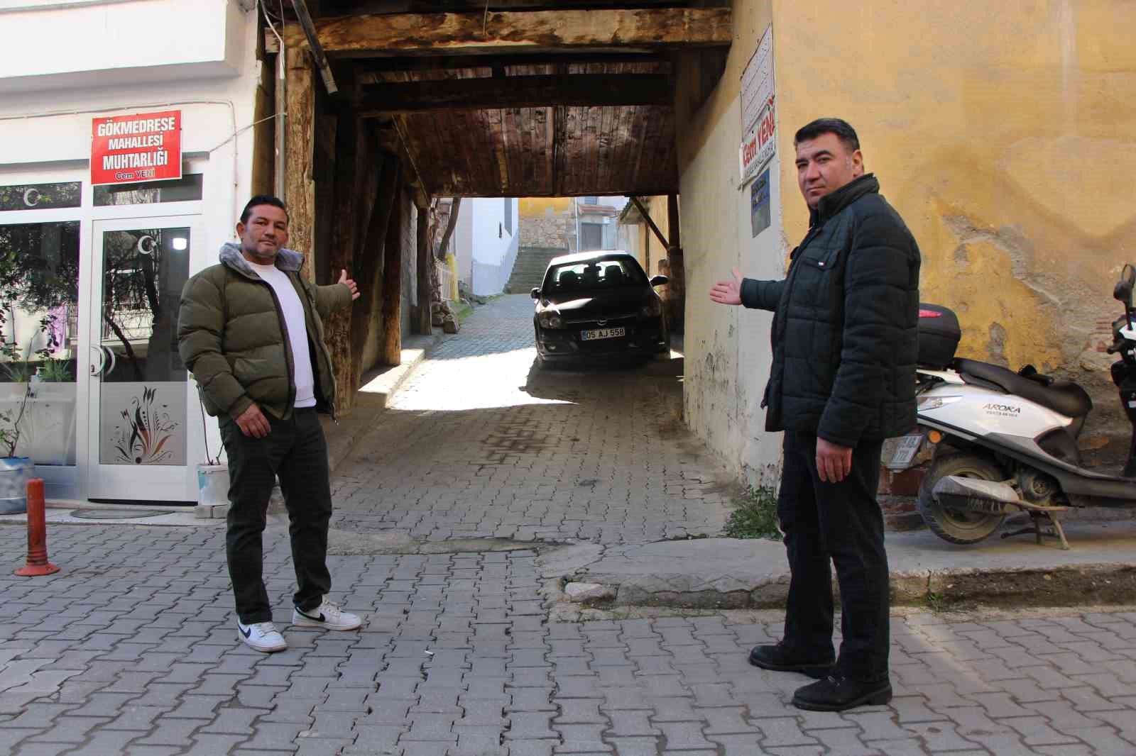 230 yillik ahsap binanin altindan sokak geciyor fmN6cujd