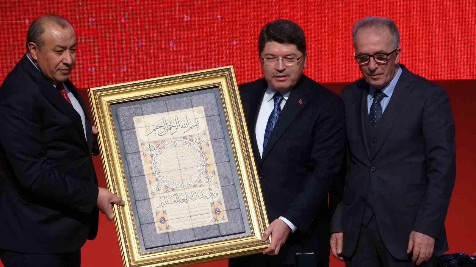 adalet bakani tunc yapay zeka konusunda mahremiyet hakki ile kamusal fayda arasinda bir denge HSVRdsuk