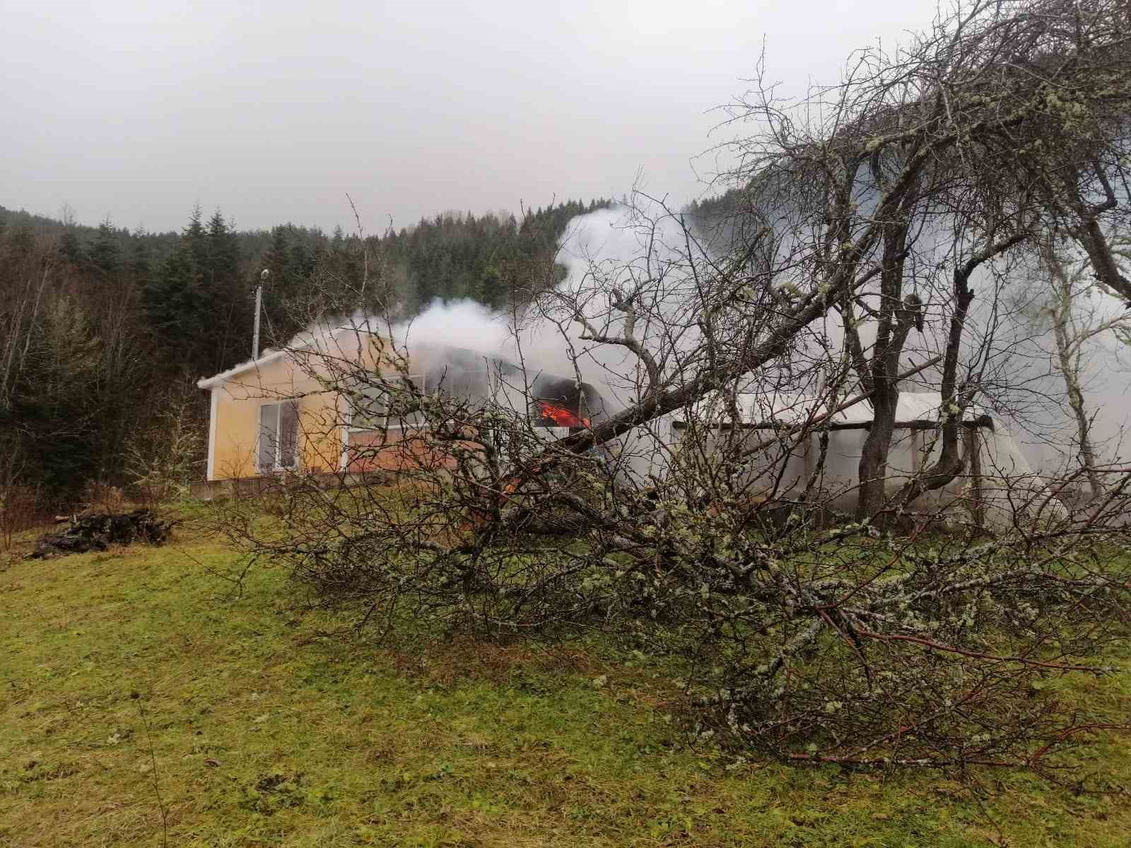 alevlere teslim olan prefabrik ev kullanilamaz hale geldi