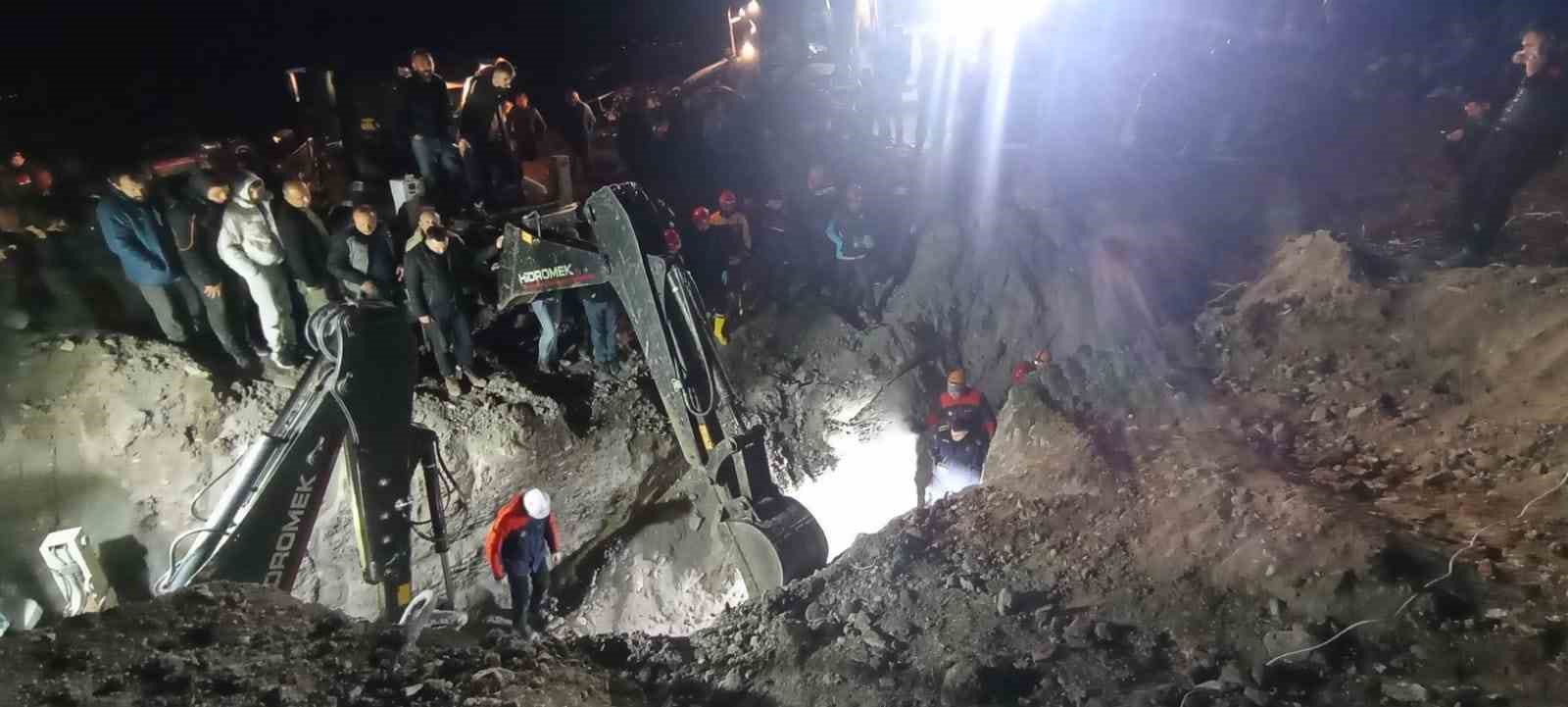 amasya valisi onder bakan koyde su kuyusu acma calismasi sirasinda meydana gelen gocukte toprak Sm8U3RrN
