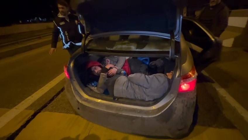amasyada otomobilden 5 kacak gocmen cikti 2 gocmen bagajda 800 kilometre seyahat etti sak6iw9t