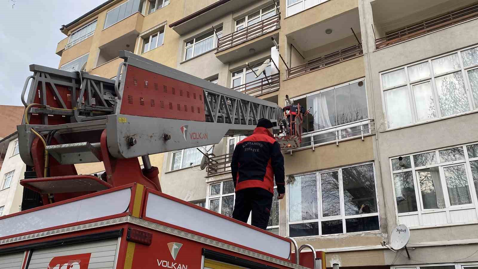 apartmandan gelen silah sesi ve kirilan cam ekipleri harekete gecirdi NDqL9i3h