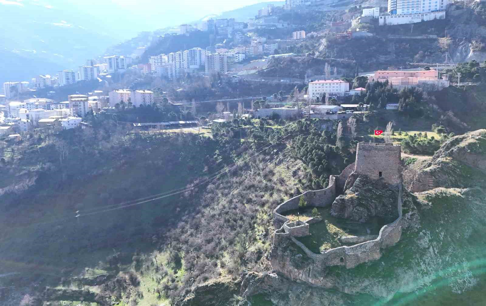 artvin kalesinin surlarinda turk bayragi yeniden dalgalaniyor waKnhEPv