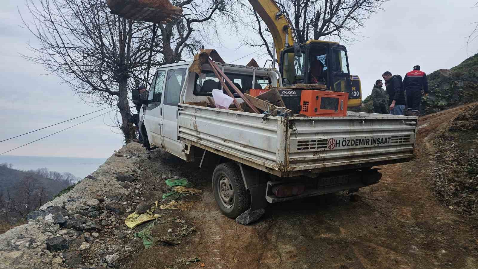 artvinde kaygan yolda ekskavator kamyonete carpti 1 yarali PhUd24QG