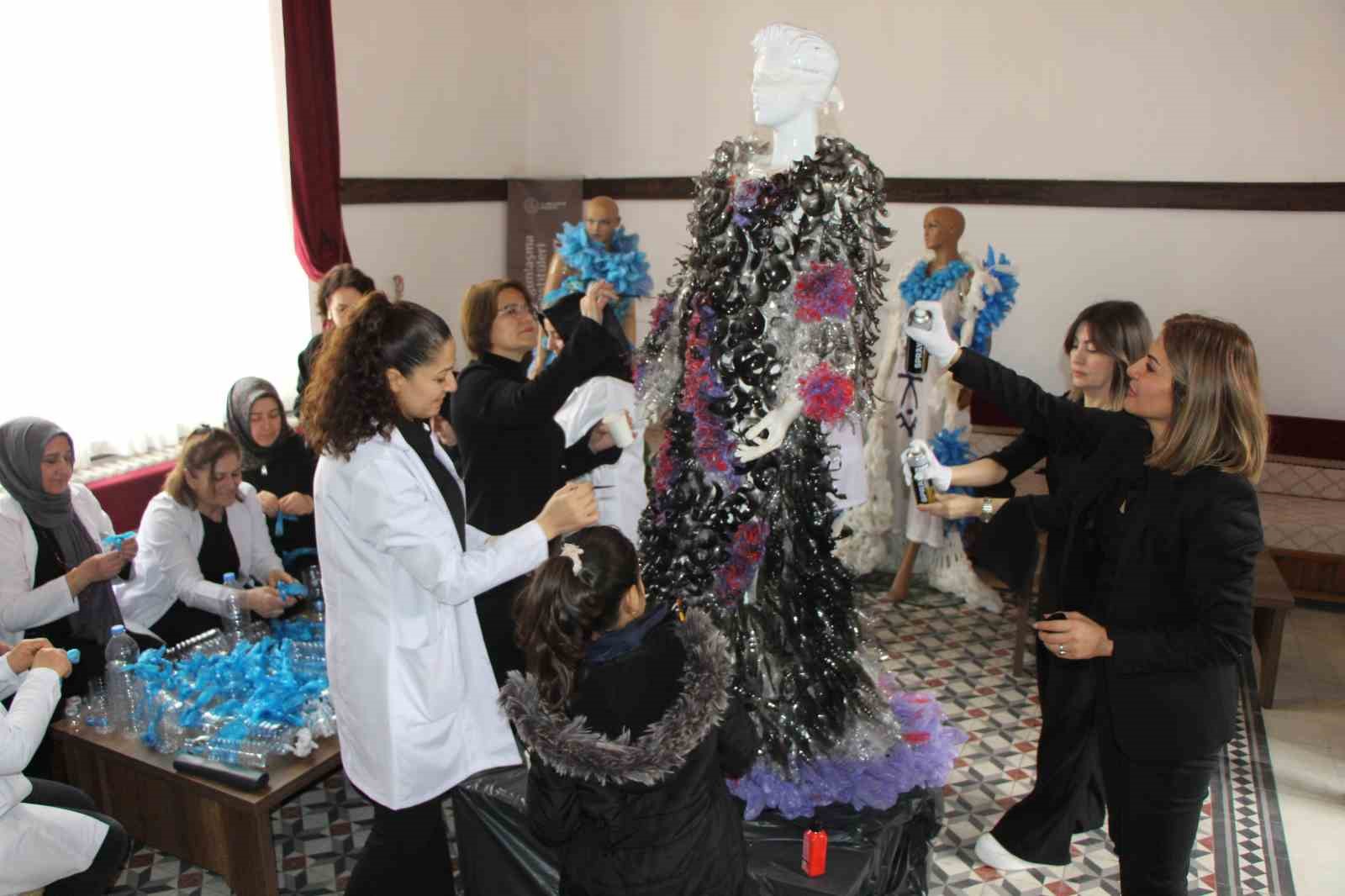 atik plastik sise ve galoslardan kostum tasarlayip cevre sorunlariyla savaslara dikkat cektiler kd9O8YhN