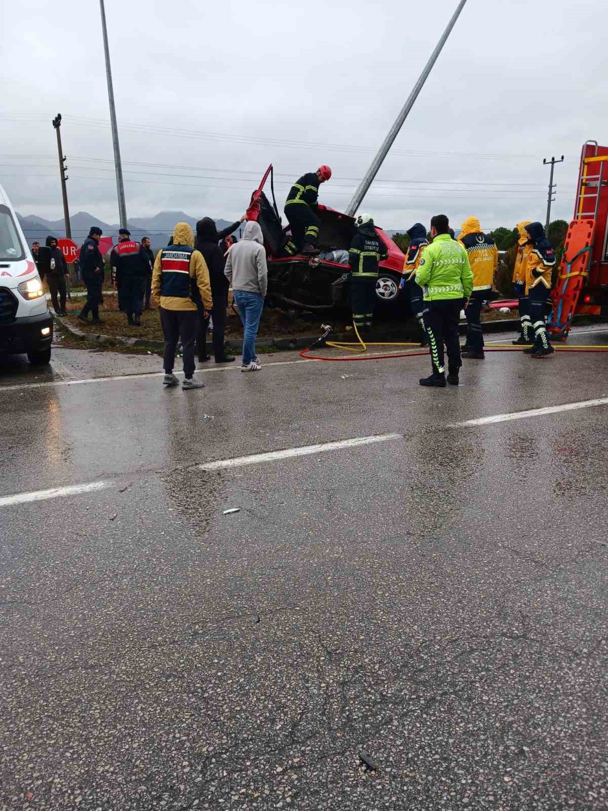 aydinlatma diregine carpan arac hurdaya dondu 2 yarali fdUpKbXK