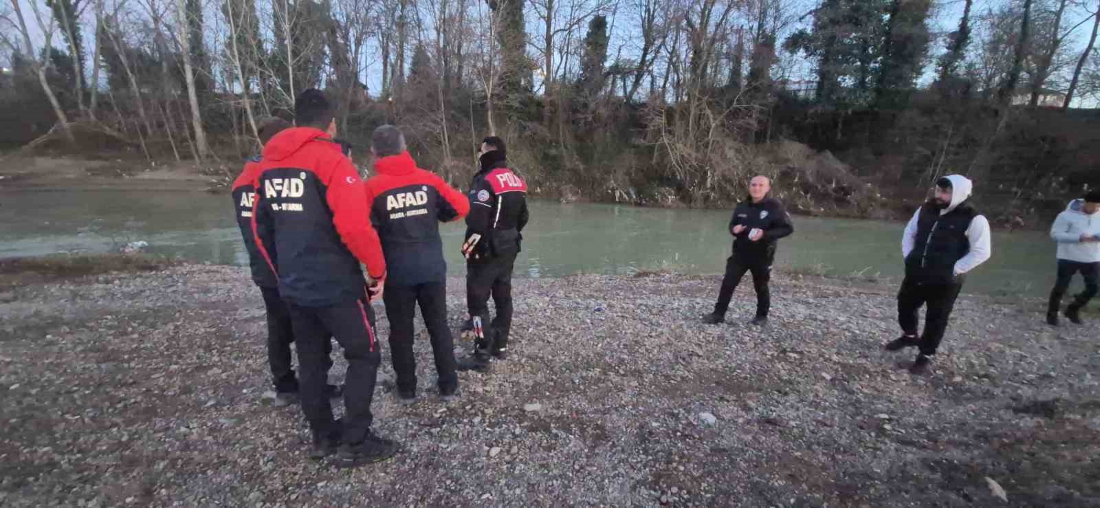 balik pesindeki yunus irmakta mahsur kaldi btENHCUI