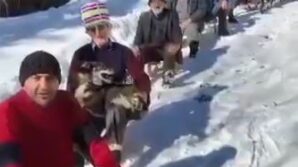 bu koyde 7den 70e herkes kizak yarisi yapiyor GBgZYqYT