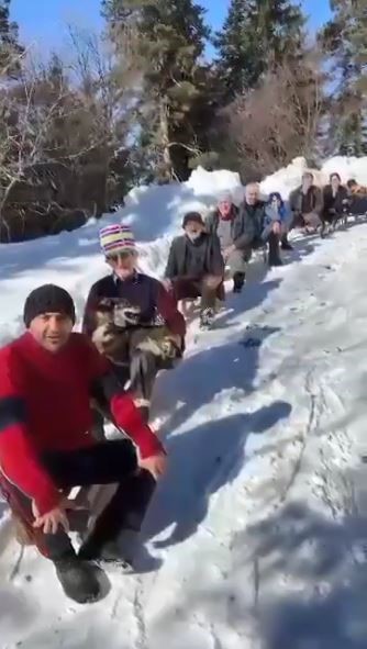 bu koyde 7den 70e herkes kizak yarisi yapiyor GBgZYqYT