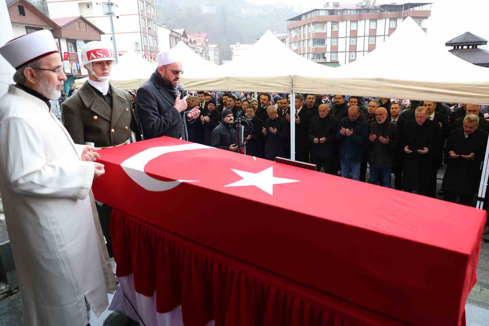 cumhurbaskani erdogan kibris gazisi muhammet karslinin cenaze namazina katildi OVVXi5hq