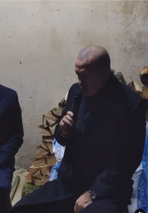 cumhurbaskani erdogan komsusunun taziyesinde kuran i kerim okudu qhOB8njS