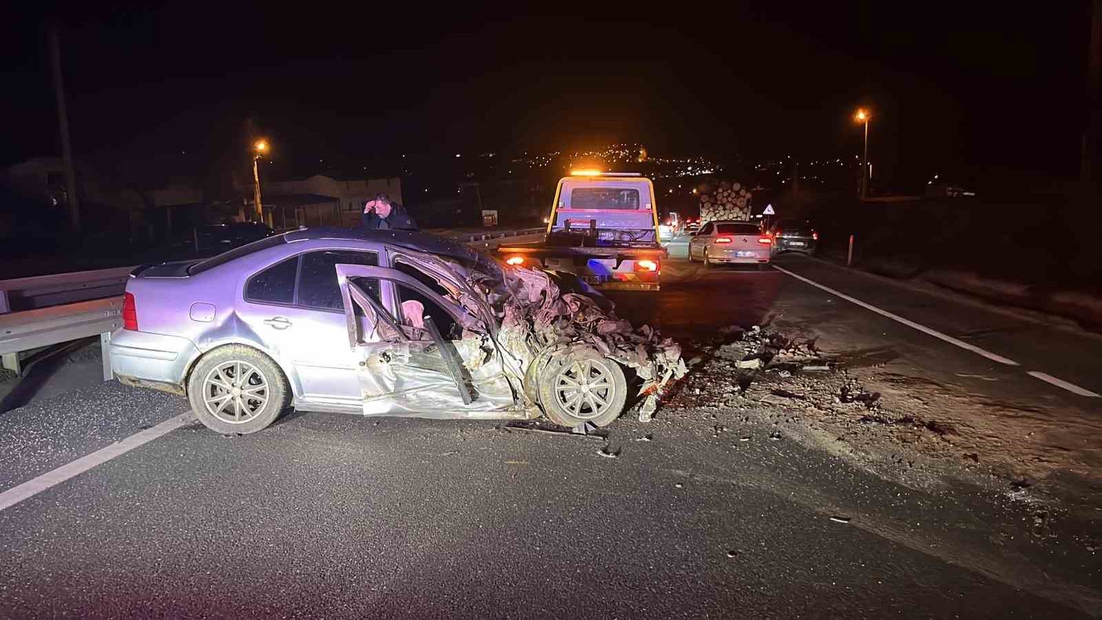 d100de kamyona carpisan otomobilin surucusu yaralandi 4jvBQpJz