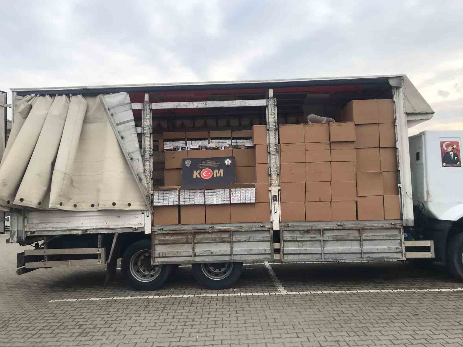 duzcede kamyon dolusu kacak makaron ele gecirildi vtkTNyPj