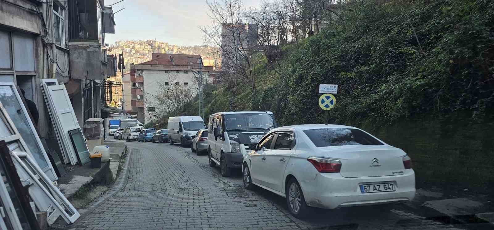 duzensiz parklar kaza riskini artiriyor mHhOiTKC