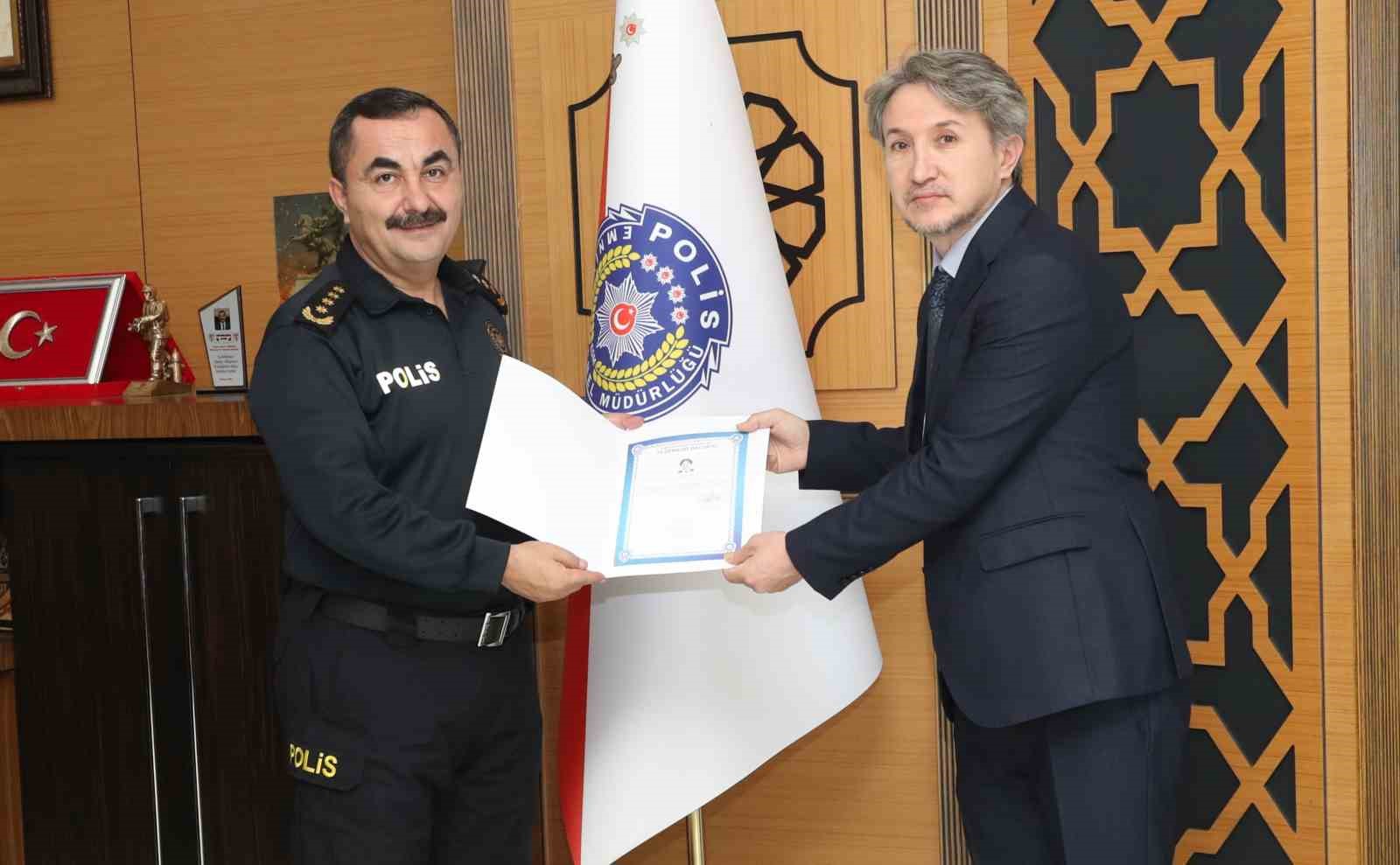 film gibi kovalamaca sonucu arac hirsizligi zanlisini yakalayan polislere odul 4T498TQf