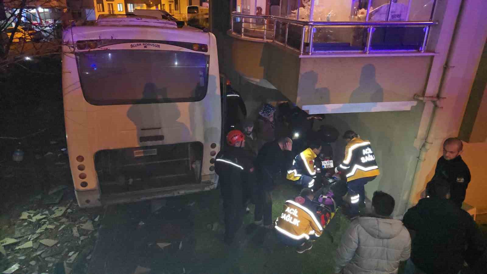 freni bosalan midibus park halindeki araclara carpip apartman bosluguna dustu 351AVgmQ