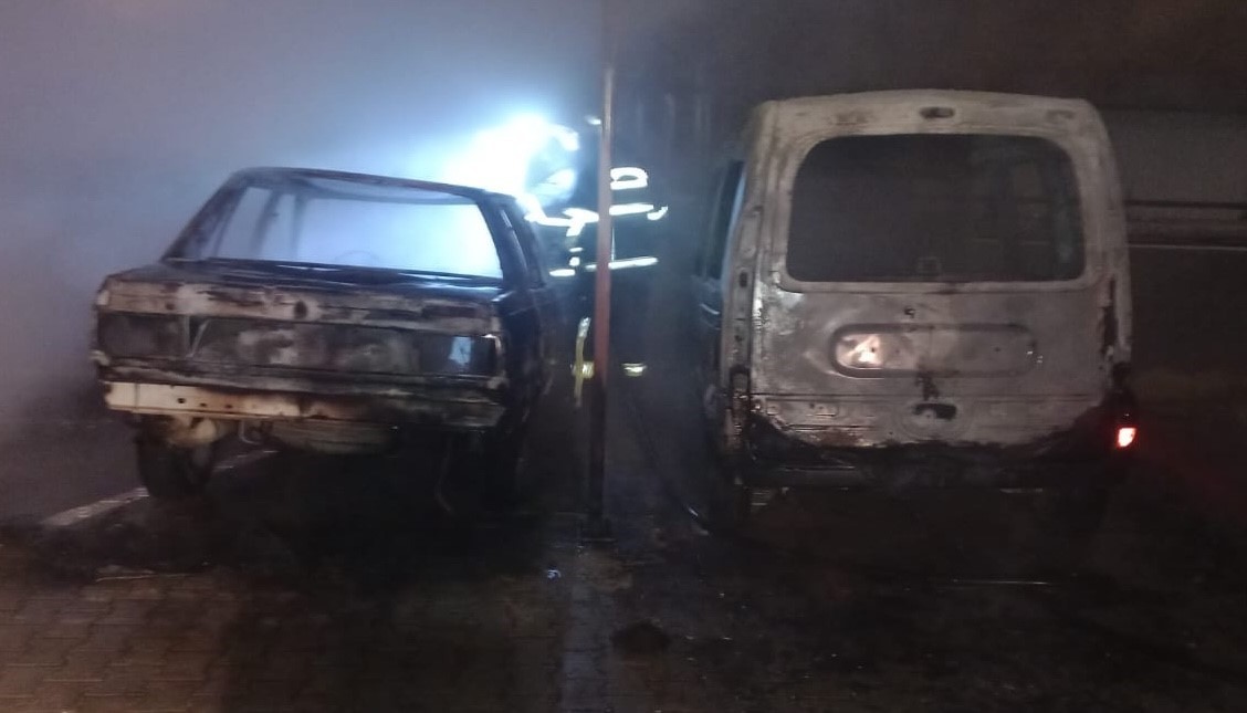 garajda cikan yanginda iki arac kullanilmaz hale geldi