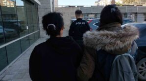 genc kiz aglayarak cezaevine gitti rrFTEJrt