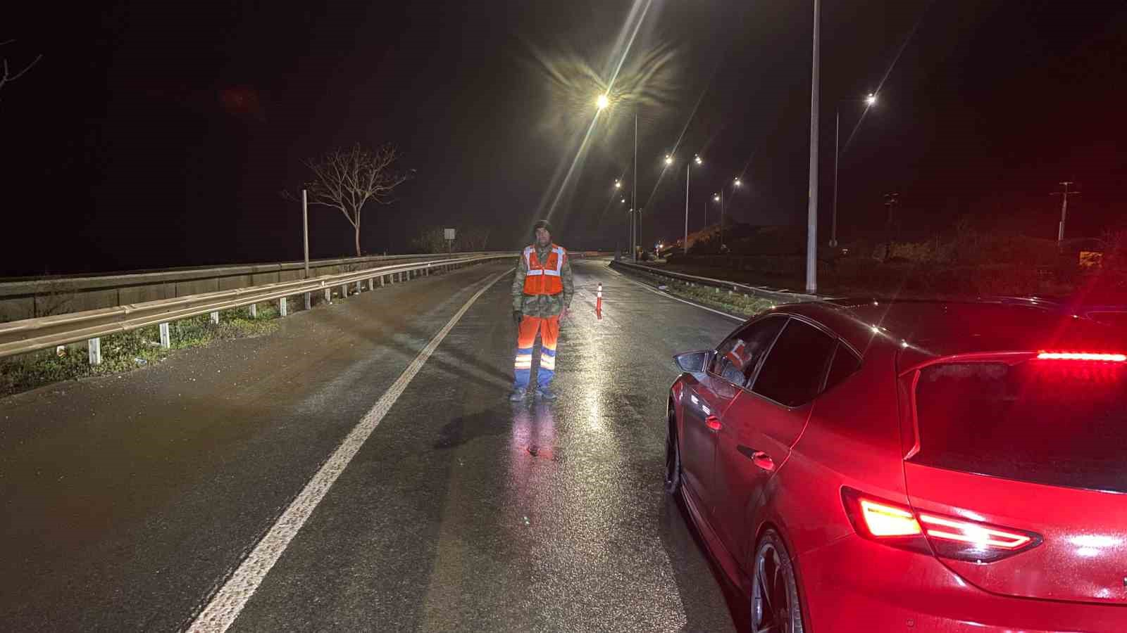 heyelanin meydana geldigi yol camurla doldu trafik yine aksadi YjyM3se5